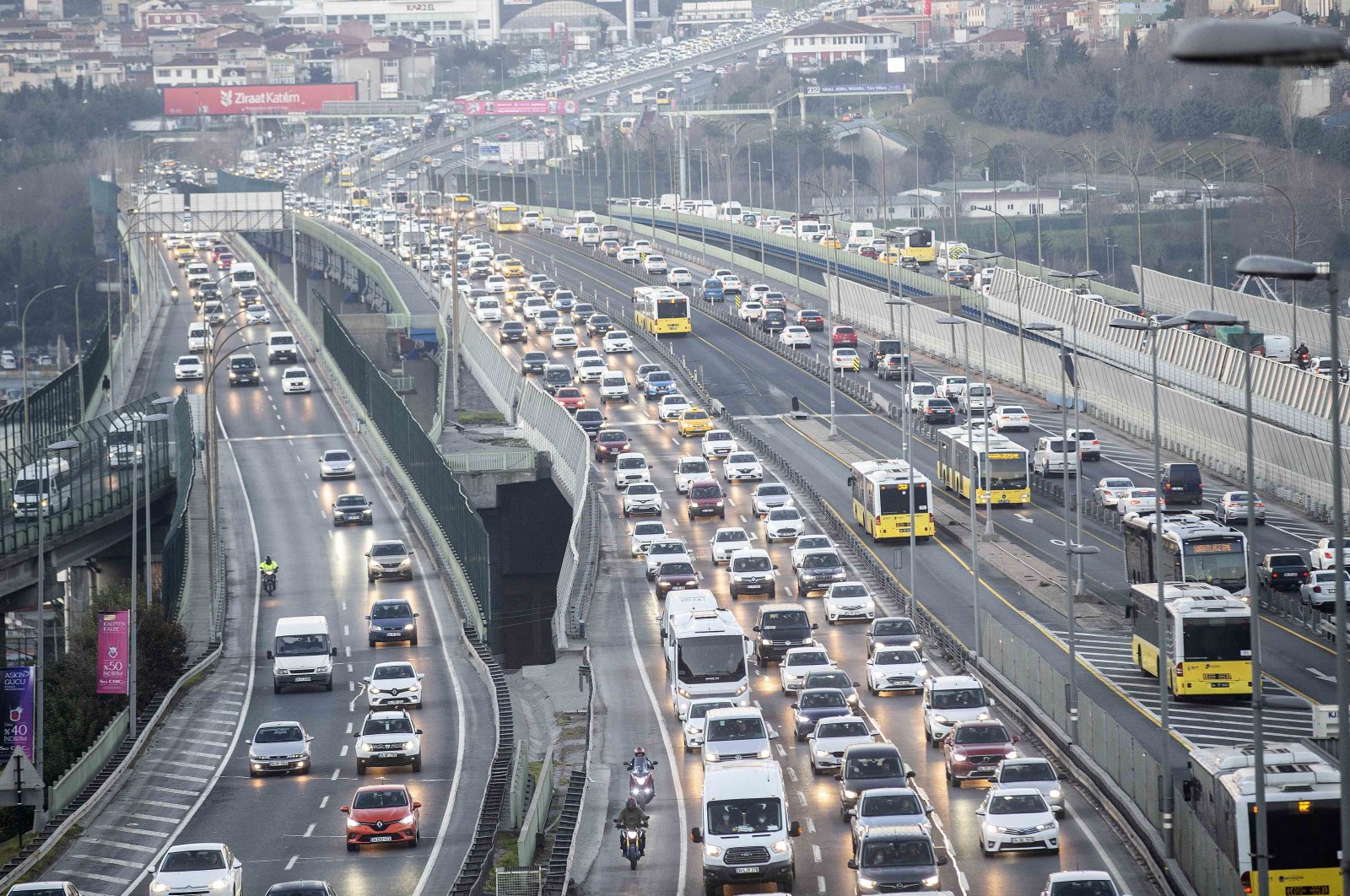 Стамбул возглавил список городов с наибольшими пробками на дорогах 