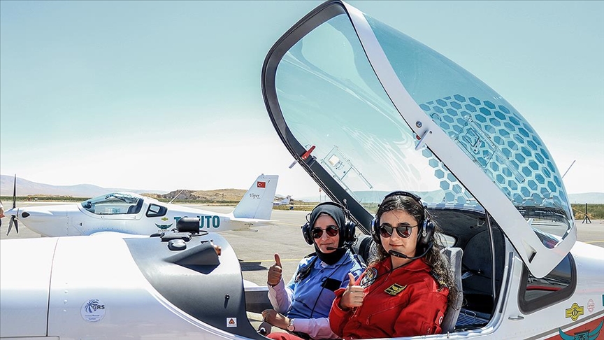 В Турции мать и дочь учатся пилотированию в одной школе