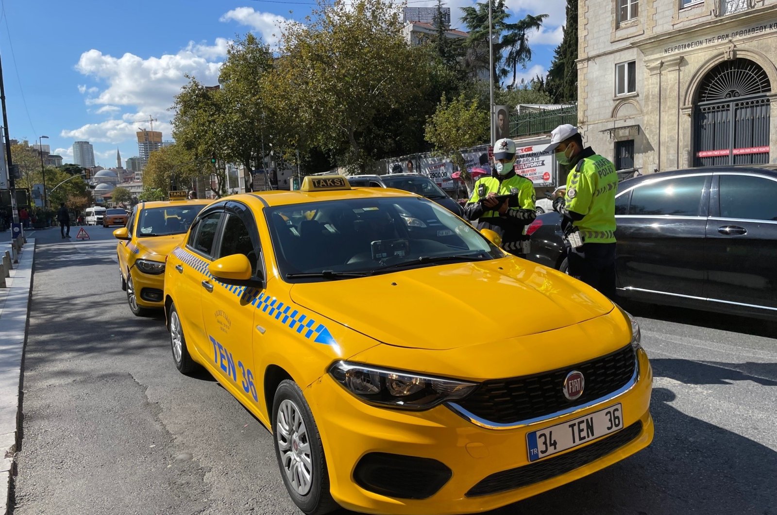 Стамбульским таксистам грозят запреты и штрафы