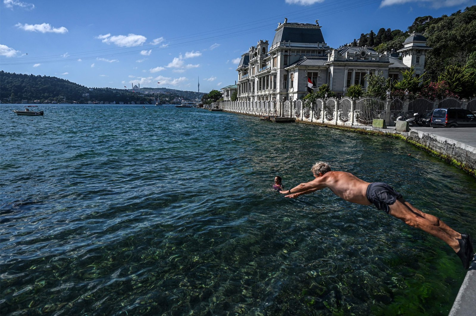 Местные жители наслаждаются плаванием между континентами в Стамбуле