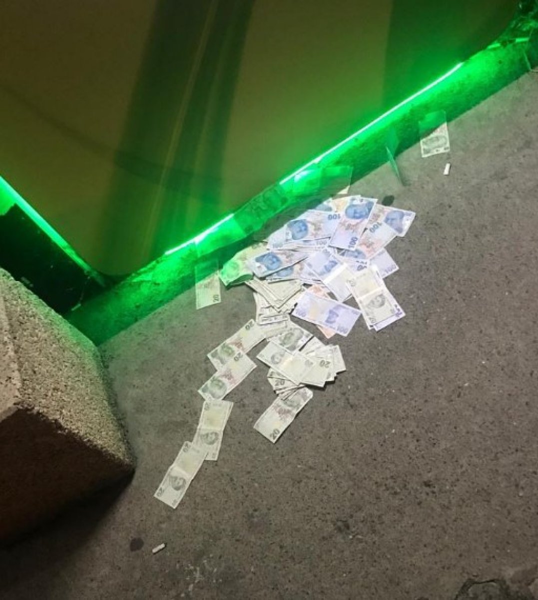 В Турции банкомат разбросал деньги
