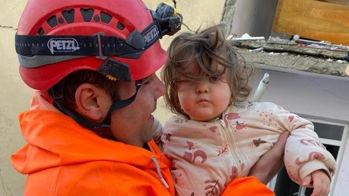 В Турции спасатели извлекли годовалого ребенка живым из-под завалов