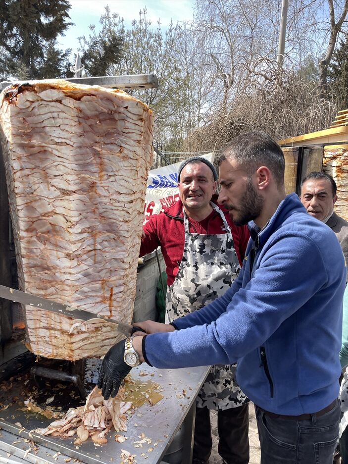 Предприниматели из Сиваса раздали тонну куриного мяса