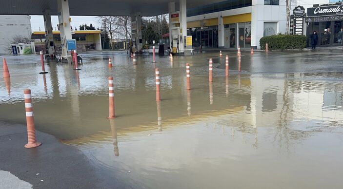 В Стамбуле взорвался водопровод: тонны воды затопили улицы