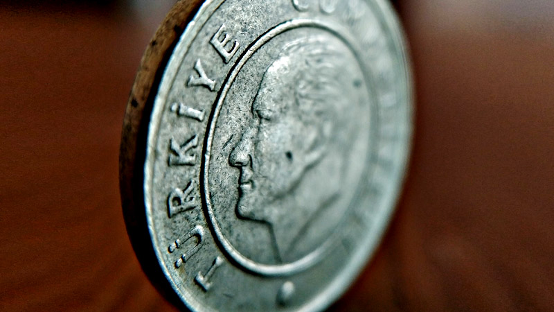 Курс турецкой лиры упал до рекордных 19,05 лиры за доллар