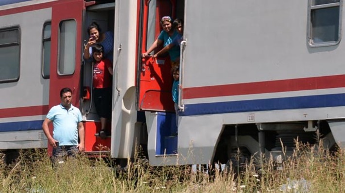 В Адане поезд врезался в грузовик с арбузами (фото)