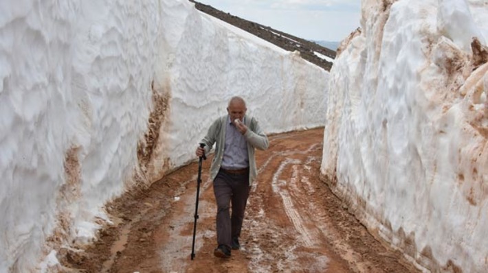 В горном поселке в Конье тощина снега превышает 3 метра (видео)