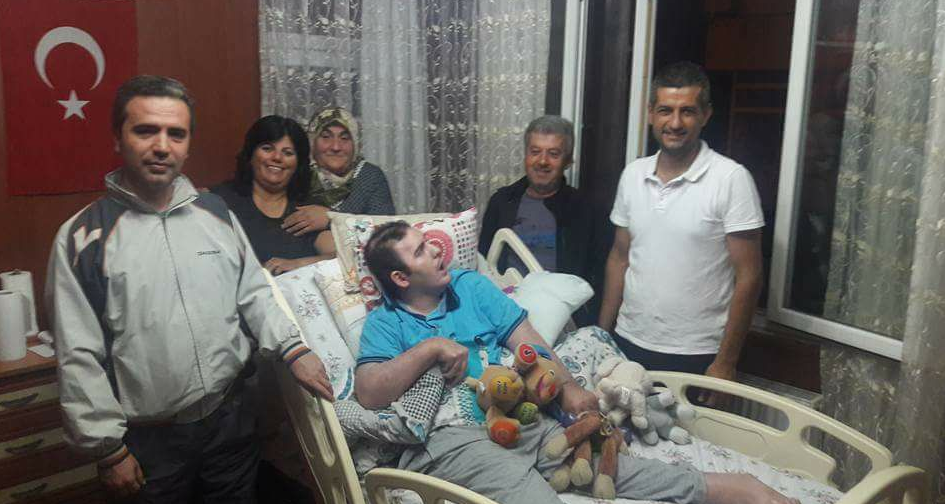 Усыновленный турчанкой парализованный юноша умер в Анталии