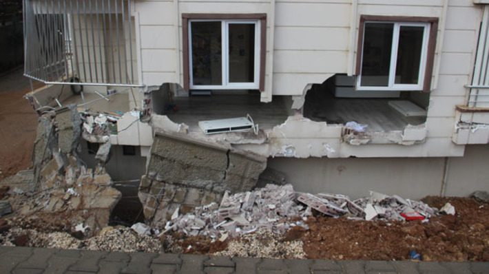 В Шанлыурфе обрушилась стена жилого дома