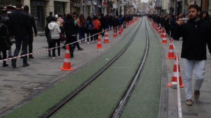 Каучуковым покрытием обзавелись трамвайные пути на улице Истикляль в Стамбуле