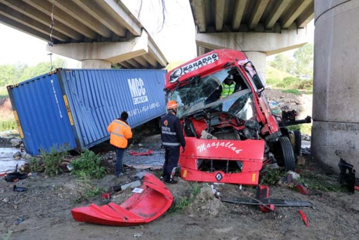 В турецком Болу грузовик упал с эстакады  (видео)