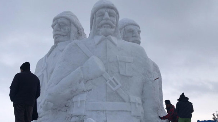 В Сарыкамыше построили огромную снежную скульптуру