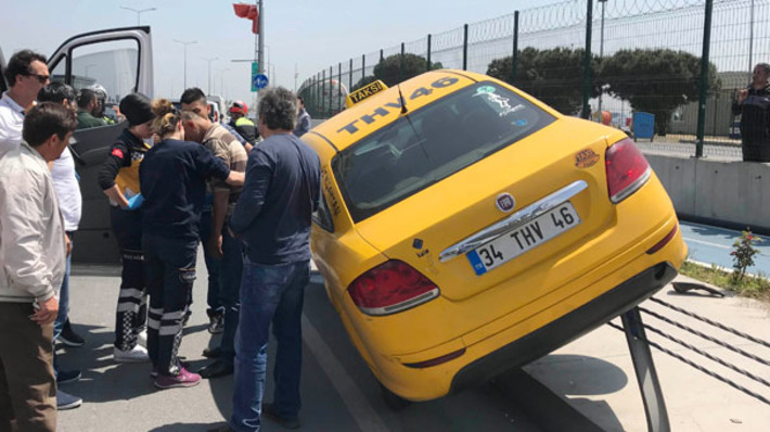 Стамбульский таксист заехал на барьер ограждения