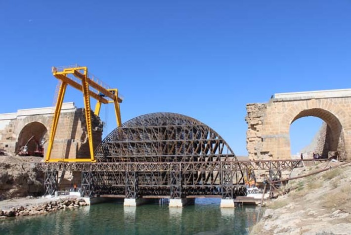 В Турции водой смыло 400-тонную  каркасную конструкцию