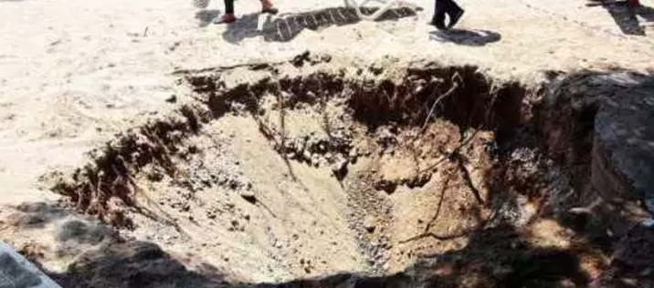 Часть пляжа в Турции провалилась под землю из-за землетрясения (видео)