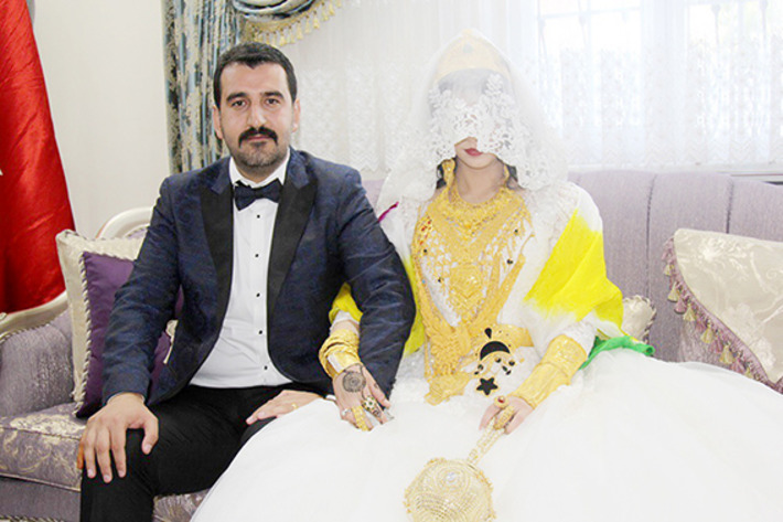 На курдской свадьбе гости подарили 1 миллион лир и 15 кг золотых украшений