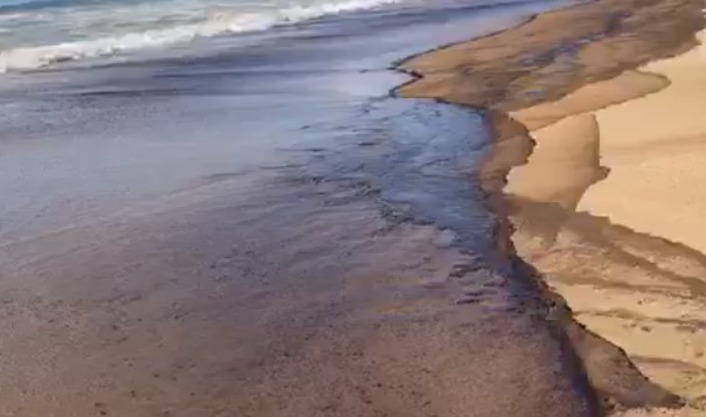 Масляные пятна появились на море возле пляжа Клеопатры в Алании (фото)