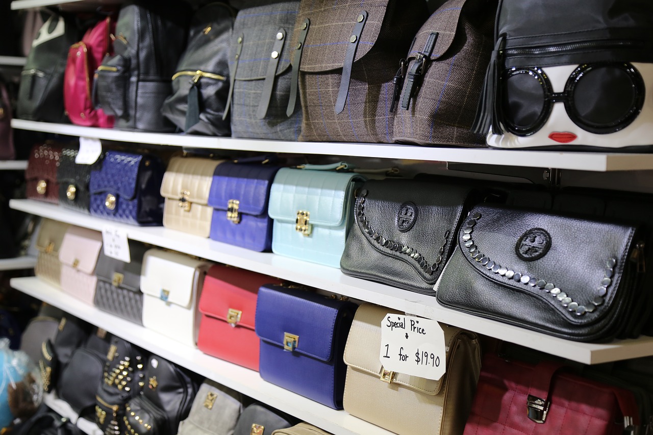 Магазин сумок в Сиде объявляет о вакансии продавца-консультанта