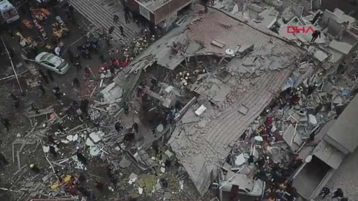 Опубликовано видео обрушения жилого дома в Стамбуле