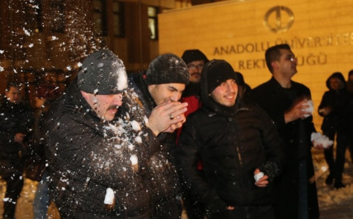 Ректор турецкого Университета играет в снежки со студентами