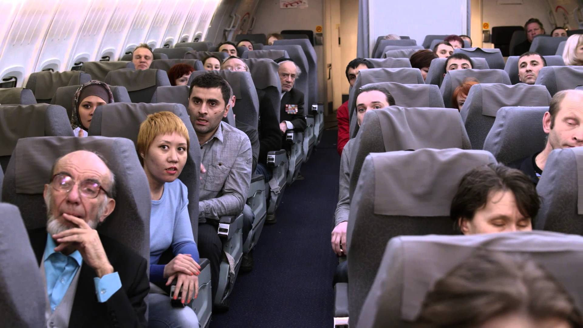 Русский и мусульманин в самолете. Салонтсамолета с пассажипраи. Салон самолета с пассажирами. Самолет с пассажиром. Люди в самолете.
