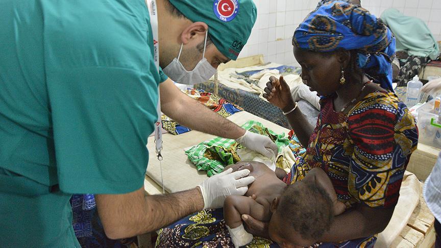 Турецкие врачи лечат жителей Нигера 