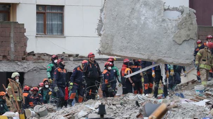 Количество погибших при обрушении здания в Стамбуле возросло до шести