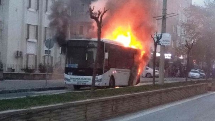 В Чанаккале посреди города сгорел маршрутный автобус (фото + видео)