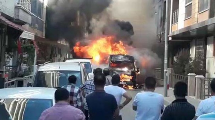 В стамбульском Кючюкчекмедже посреди улицы сгорел микроавтобус