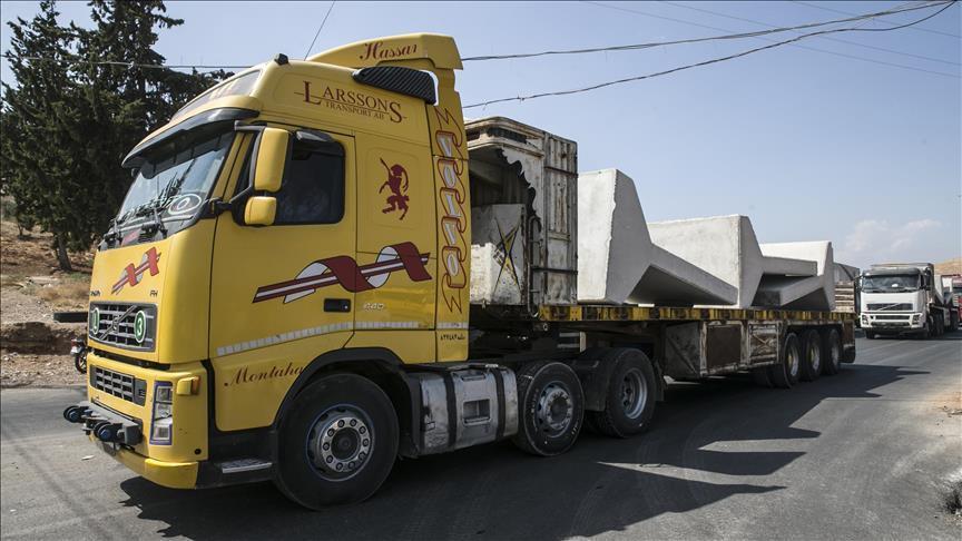 Турция доставляет бетонные блоки в Идлиб