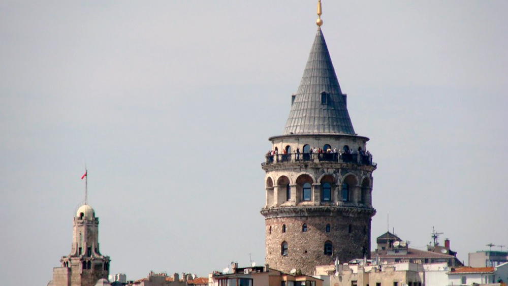 Спортсмен совершил экстремальный прыжок с Галатской башни в Стамбуле