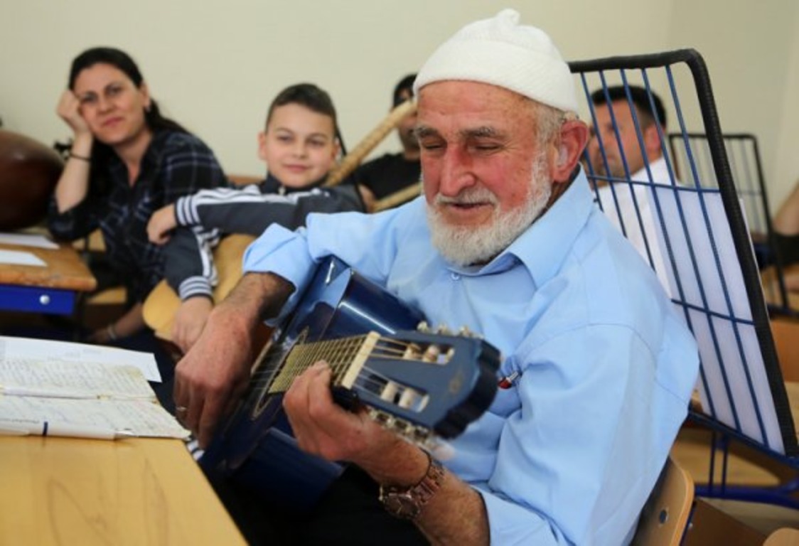 Житель Манисы научился игре на гитаре в 85 лет