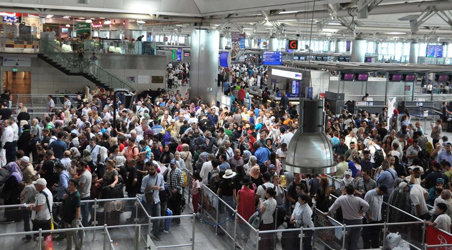 Огромное скопление пассажиров в аэропорту  им. Ататюрка