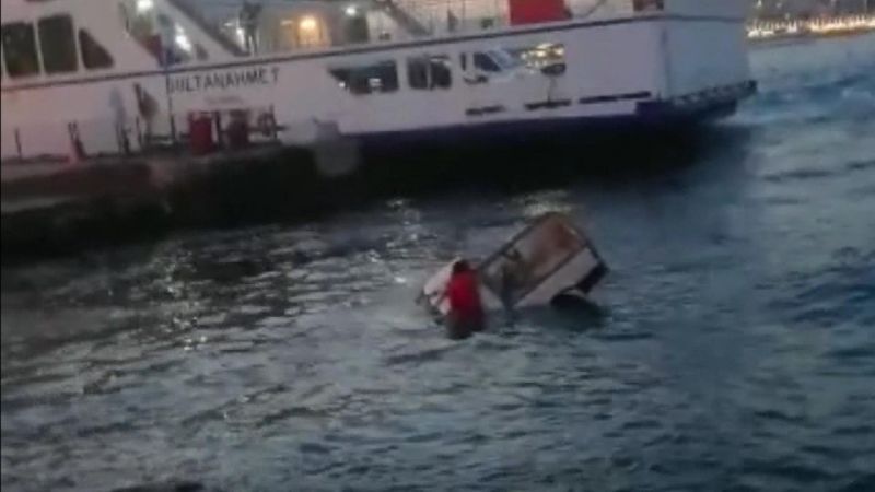 В Стамбуле с пирса в море упал автомобиль с ребенком