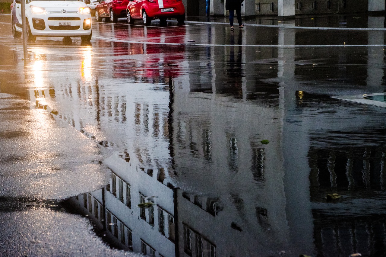 Городское отражение в луже дождь