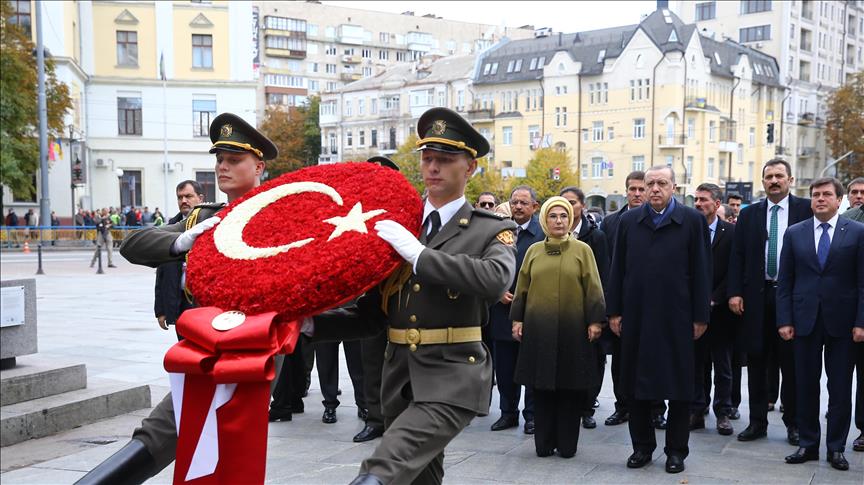 Президент Турции возложил венок к памятнику Вечной Славы в Киеве