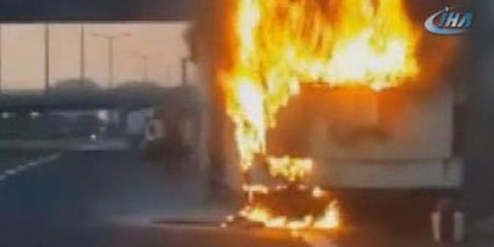Пассажирский автобус загорелся в Стамбуле