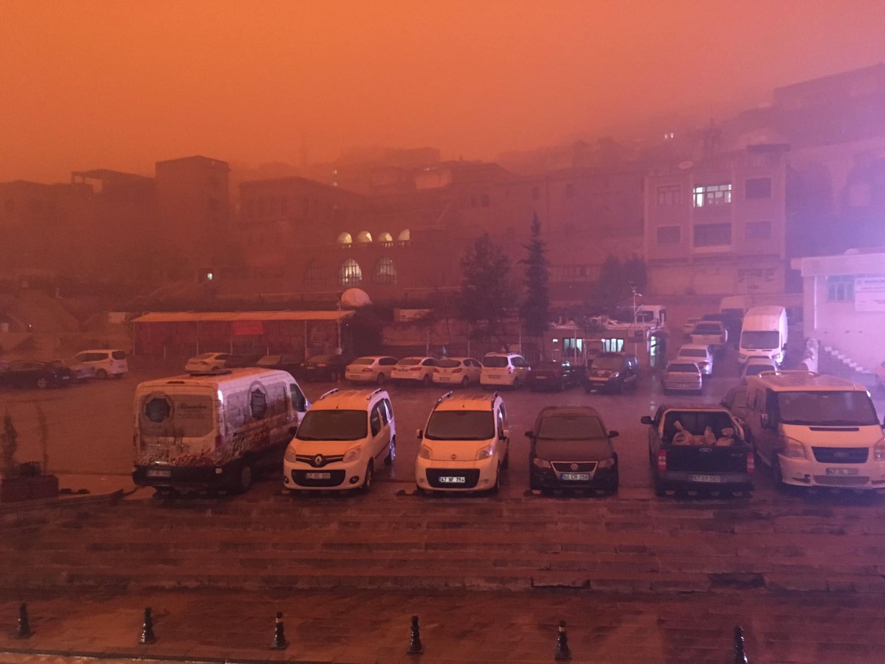 Несколько авиарейсов было отменено в Мардине из-за пылевой бури (фото)