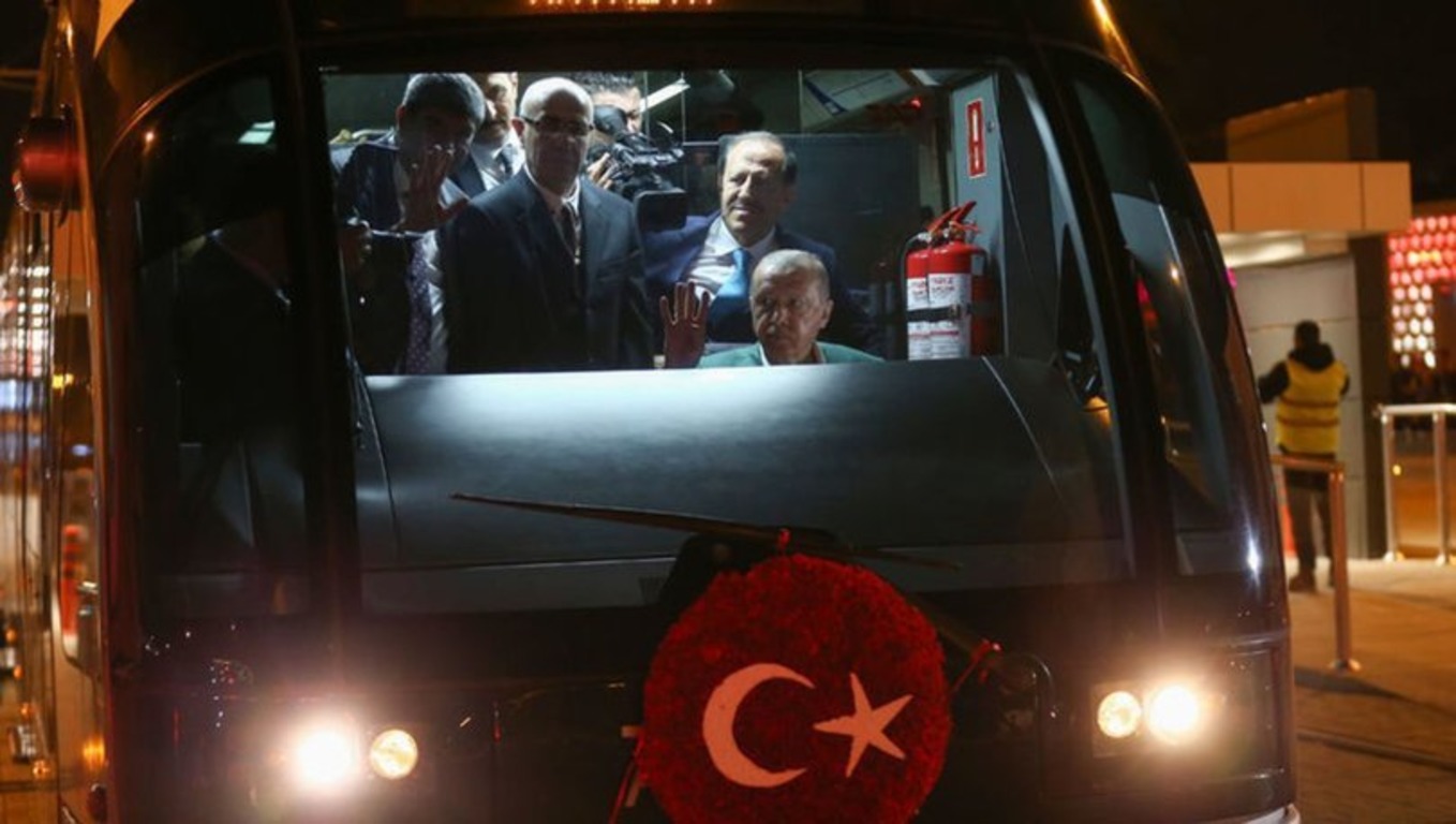 Президент Турции управлял трамваем в Анталье