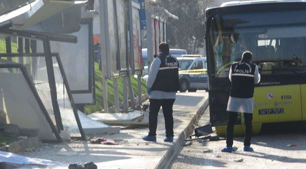 Автобус протаранил остановку в Стамбуле, есть жертвы