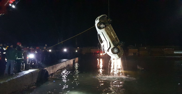 Полицейская машина упала в море в Орду, погиб один человек (фото)