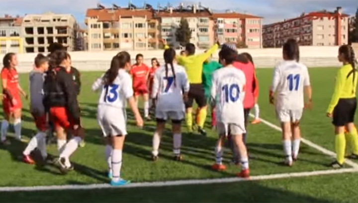 Матч женских команд по футболу в Турции был прерван из-за массовой драки самих футболисток. Видео