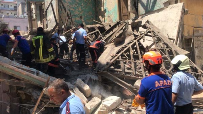В Мерсине рухнул 2-этажный дом, под завалами могут находиться люди