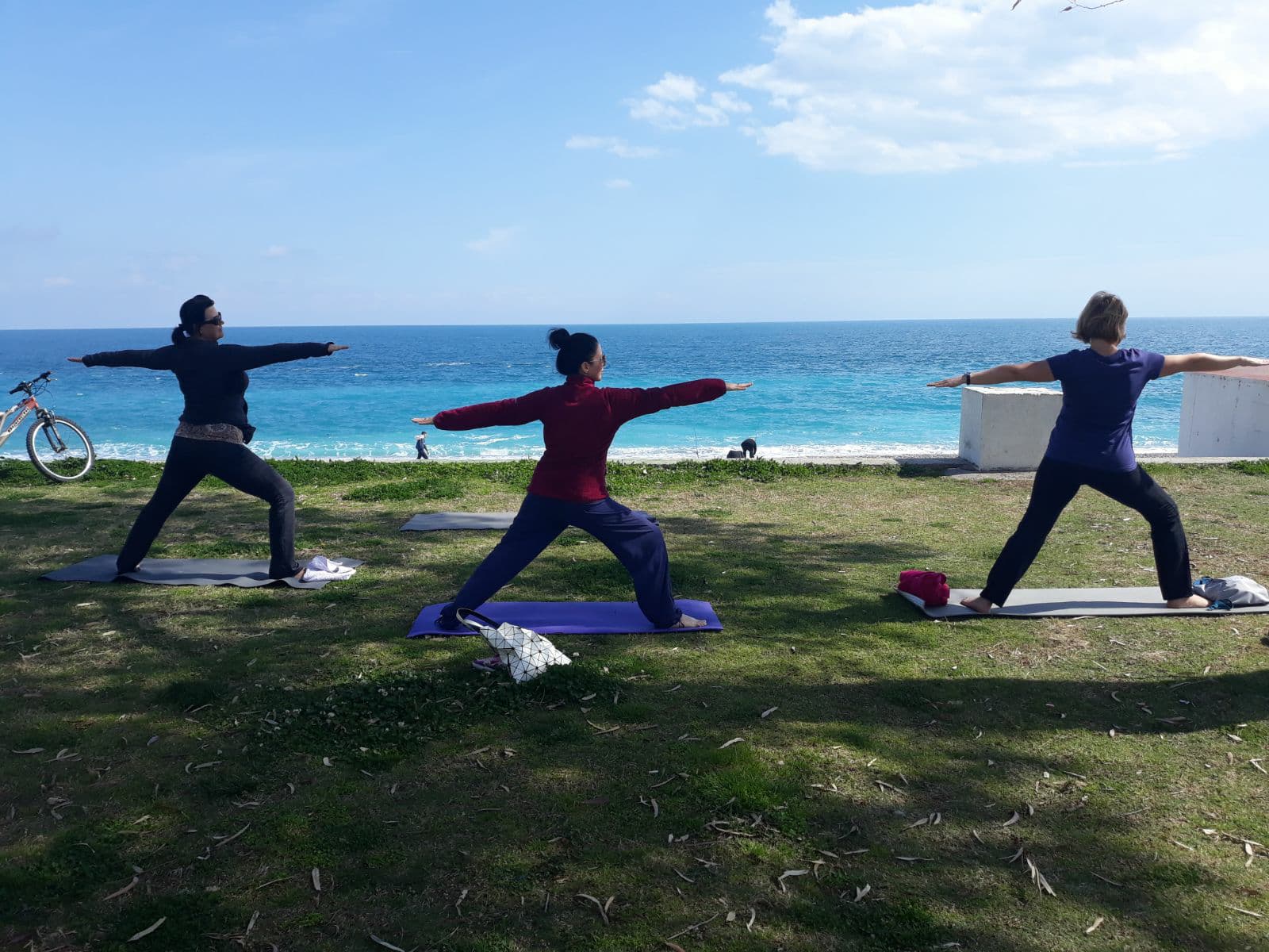 Занятия по йоге на открытом воздухе можно посетить по будним дням в Анталье