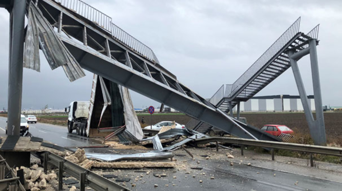 В Турции грузовик снес пешеходный мост