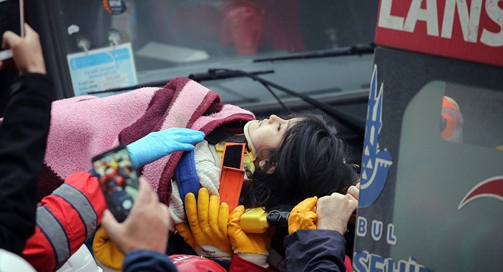 Из под завалов рухнувшего дома в Стамбуле спасена 5-летняя девочка