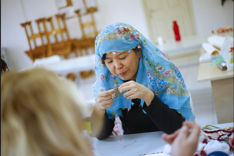  Японки проходят обучение мастерству ручного игольного вязания у турчанок