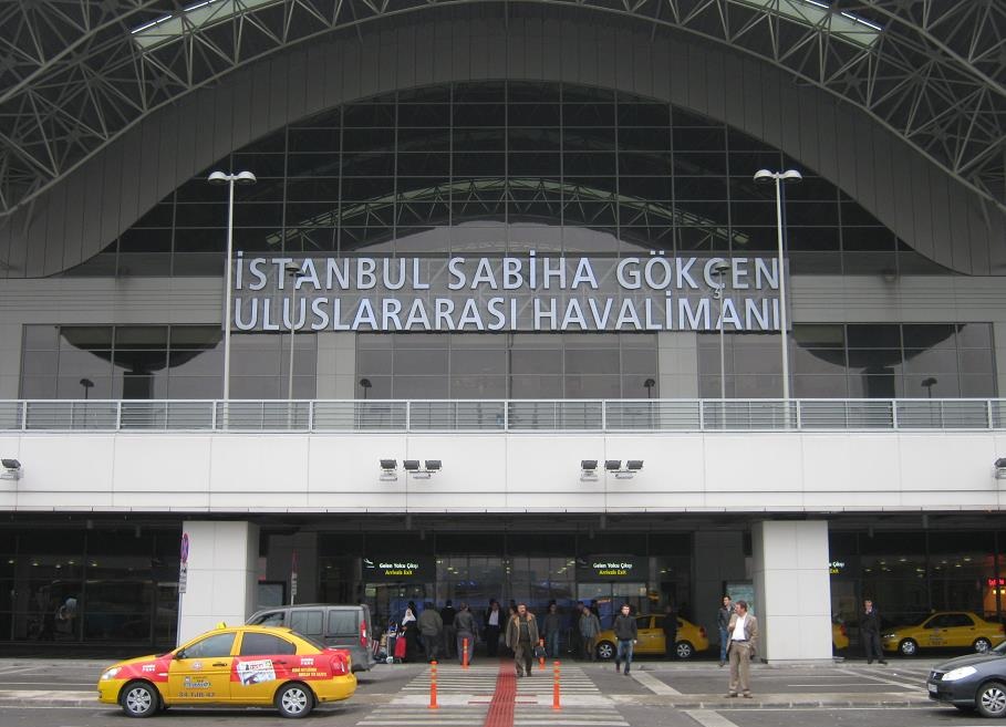 Из-за технического сбоя около тысячи человек не смогли улететь из Стамбула во вторник