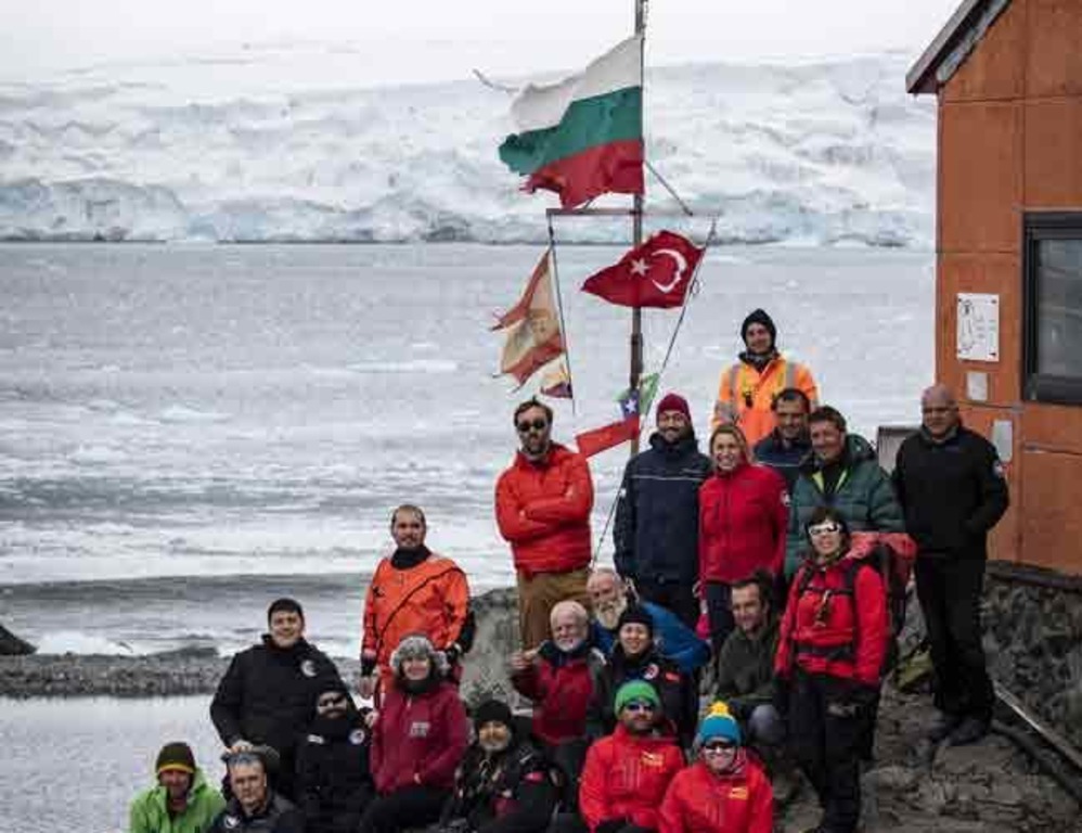 Турецкие ученые посетили базы России, Болгарии и Испании в Антарктиде