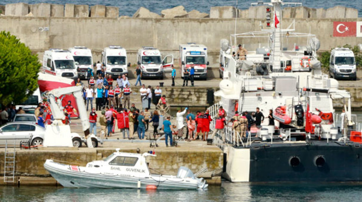 В Черном море затонуло судно перевозившее нелегальных мигрантов
